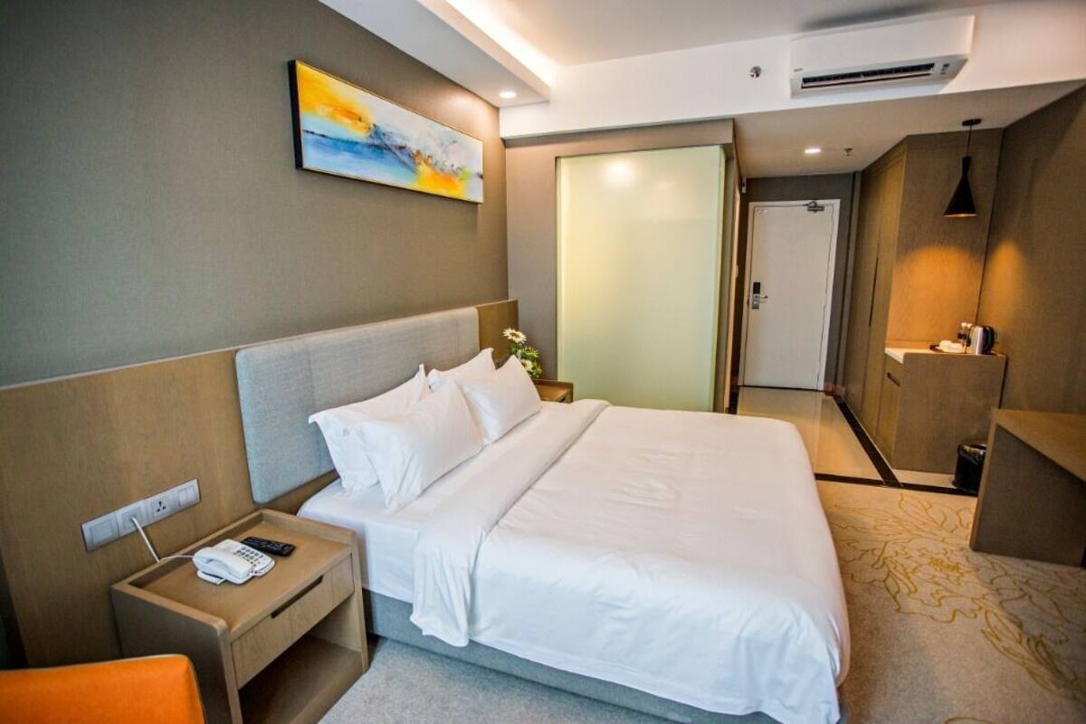 Family Room | Meja, ruang kerja komputer riba, langsir/tirai gelap terus, kalis bunyi 