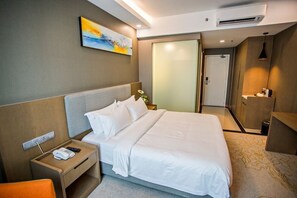 Family Room | Desk, laptop workspace, blackout curtains, soundproofing - Grand Flora Hotel Melaka (Malacca City)