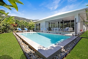 Outdoor pool, a heated pool - Heated pool Seaside at Palm cove (Cairns)