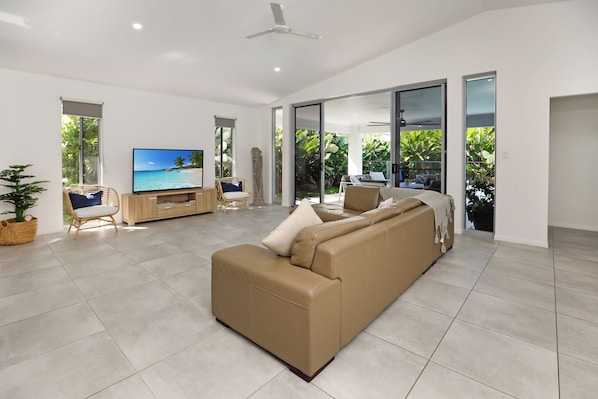 Interior - Heated pool Seaside at Palm cove (Cairns)