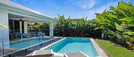 Utomhuspool och uppvärmd pool