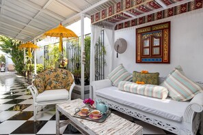 Deluxe Villa | Living area