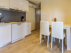 Kühlschrank, Mikrowelle, Geschirrspüler, Kochgeschirr/Geschirr/Besteck