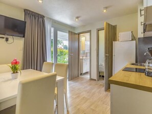 Kühlschrank, Mikrowelle, Geschirrspüler, Kochgeschirr/Geschirr/Besteck