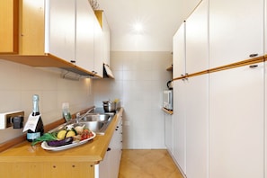 Geladeira, micro-ondas, cooktop, torradeira