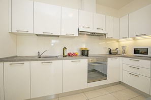 Frigorífico, microondas, horno y placa de cocina