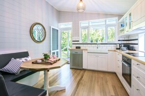 Mikroaaltouuni, liesi, astianpesukone, ruokailupöytä