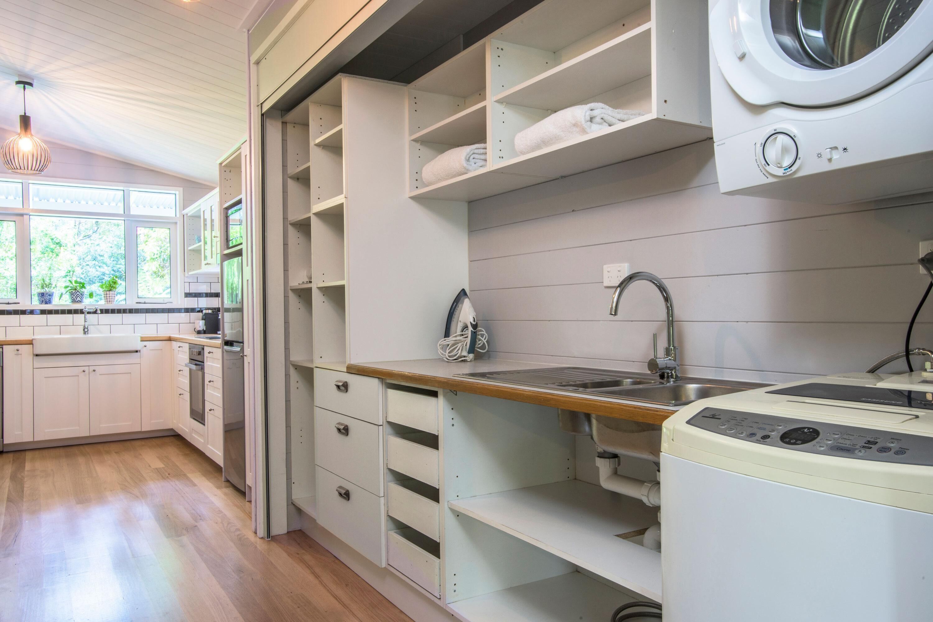 Micro-ondes, plaque de cuisson, lave-vaisselle, tables à manger