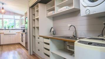 Micro-ondes, plaque de cuisson, lave-vaisselle, tables Ă manger