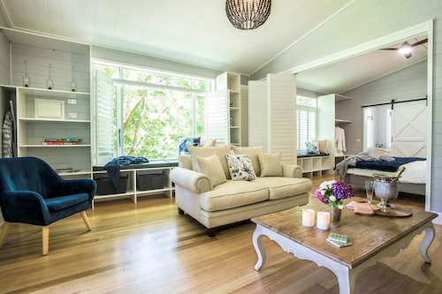 Franklin Cottage - This country cottage offers fresh, Hamptons style decorations in luxuriously appointed cottage.