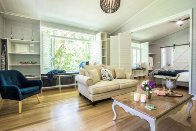 Franklin Cottage - This country cottage offers fresh, Hamptons style decorations in luxuriously appointed cottage.