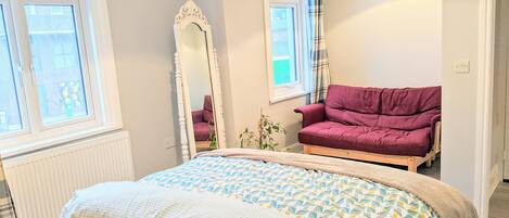 4 camere, una scrivania, ferro/asse da stiro, Wi-Fi gratuito