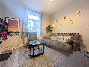 Smart TV, fireplace - Beautiful 4 bed 2 bath home in central location with back garden (London)