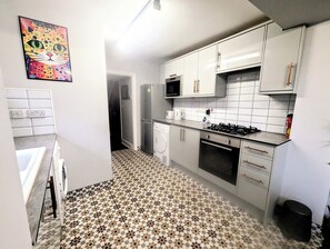 Een koelkast, een microgolfoven, een oven, een kookplaat