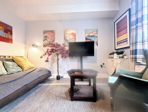 Smart TV, fireplace - Beautiful 4 bed 2 bath home in central location with back garden (London)