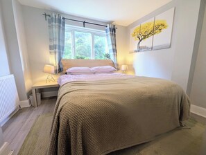 4 bedrooms, desk, iron/ironing board, free WiFi - Beautiful 4 bed 2 bath home in central location with back garden (London)