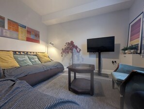 Smart TV, fireplace - Beautiful 4 bed 2 bath home in central location with back garden (London)