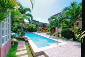Outdoor pool - Villa De Babat (Basco)