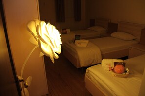 Quarto quádruplo standard | Roupas de cama premium, quartos à prova de som