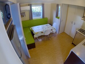 3 bedrooms, iron/ironing board, WiFi, bed sheets - Mobilhome Luna - Camping Europe (VIC LA GARDIOLE)