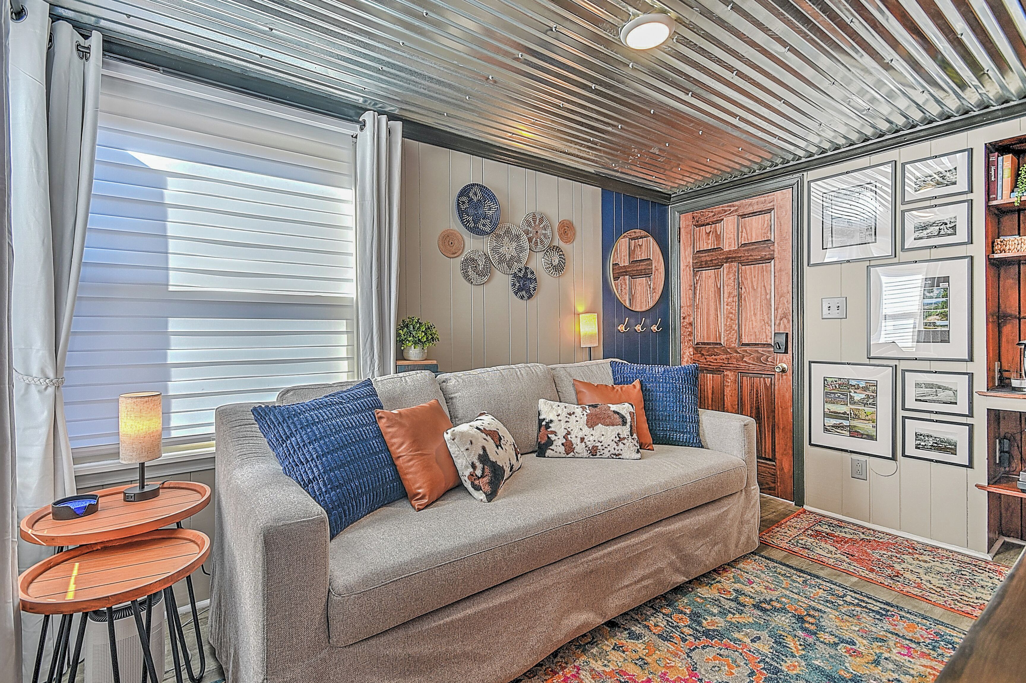 Una Smart TV, libros, una biblioteca de música, un reproductor estéreo