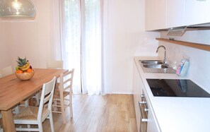 Geladeira, fogão, lava-louças