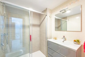Douche, séchoir à cheveux, serviettes fournies