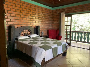 5 bedrooms, desk, WiFi