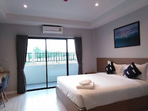 Escritorio, cortinas blackout, camas extra y wifi gratis