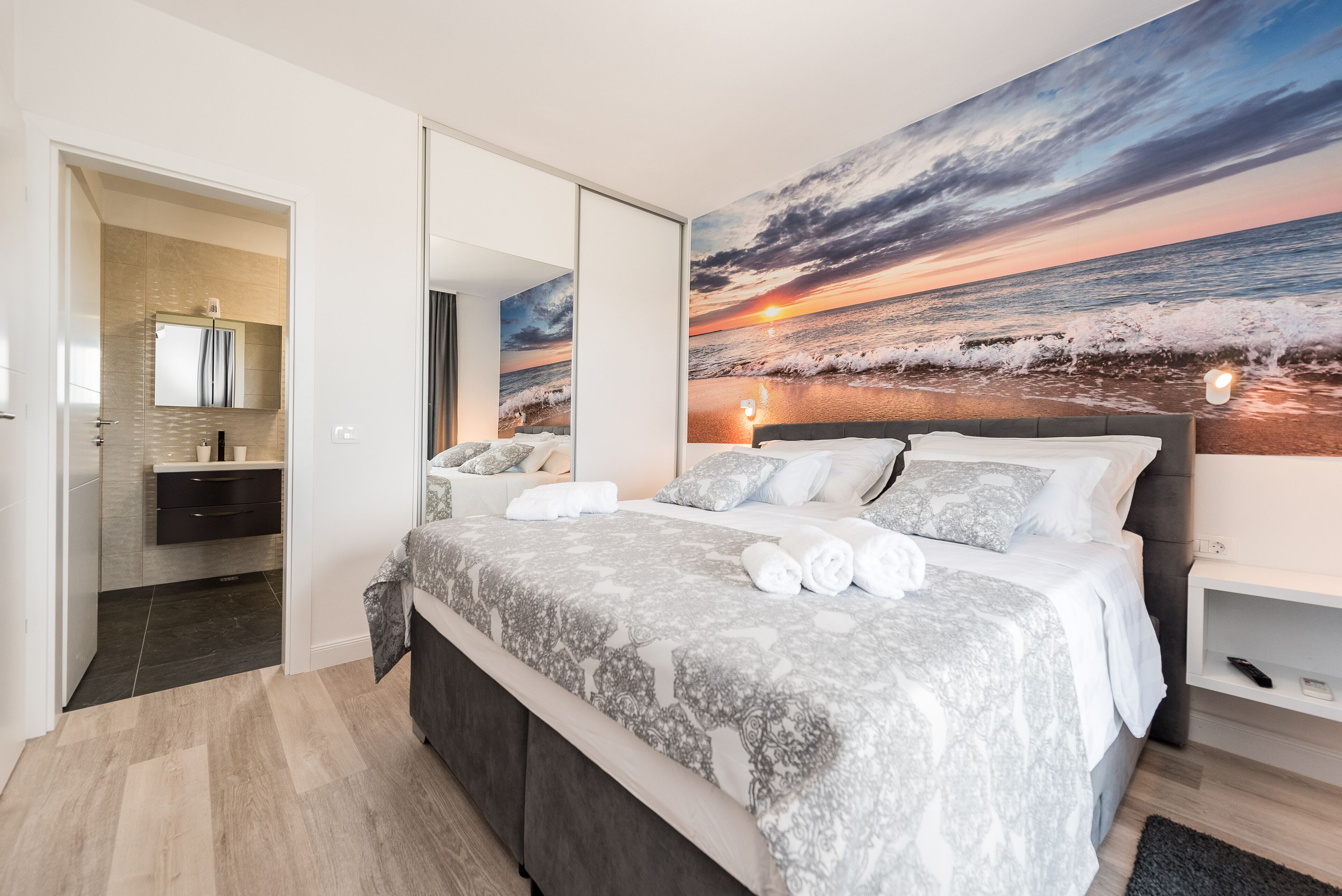 4 habitaciones, tabla de planchar con plancha y cuna de viaje 