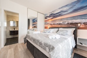 4 bedrooms, iron/ironing board, travel crib, free WiFi - NEW VILLA ANGELO 2020, with SAUNA, GYM , HEATED POOL!!! (Privlaka)