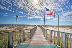 On the beach - Waterfront Gulf Shores Escape w/ Resort Amenities! (Gulf Shores)