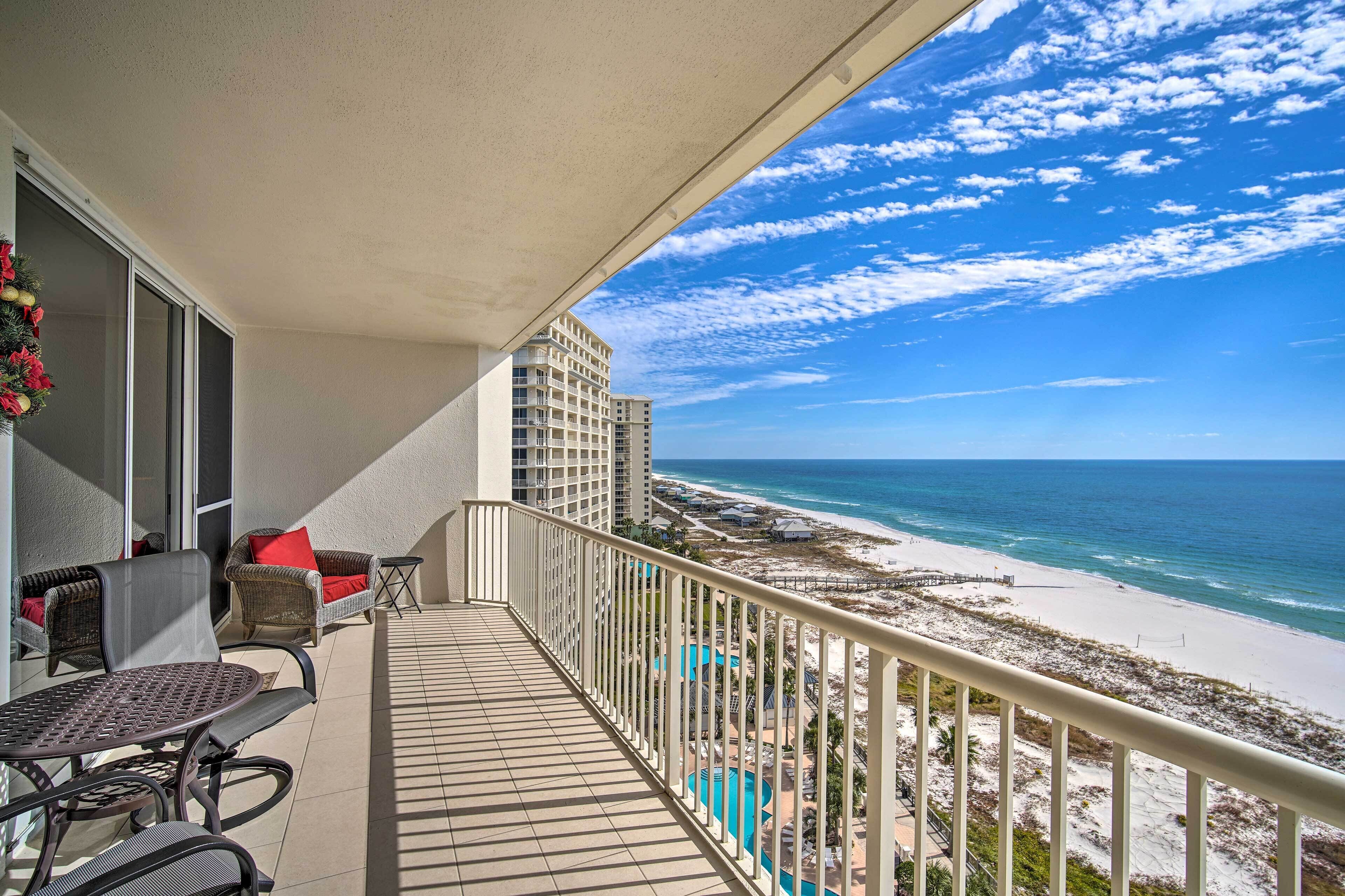 Ein Balkon mit Blick auf Strand und Meer.