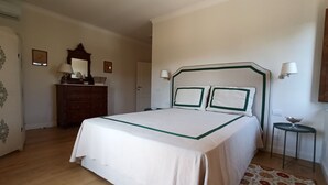 A bedroom with a bed, dresser, mirror, and bedside lamps. - Olive Tree Suite Apartment (Piombino (LI))