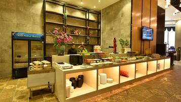 Daily buffet breakfast (CNY 38 per person)