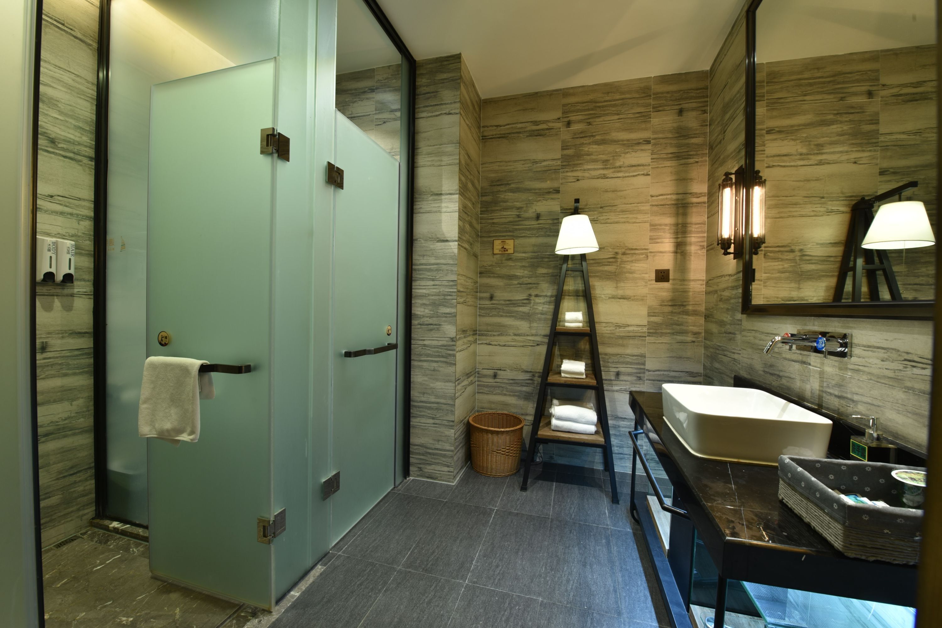 Douche, douche à « effet pluie », articles de toilette gratuits