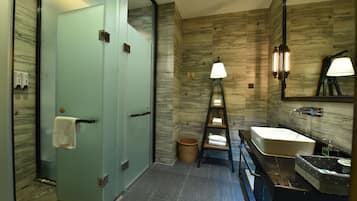 Douche, douche à « effet pluie », articles de toilette gratuits