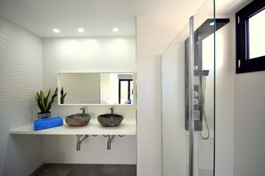 Dusche, Haartrockner, Handtücher, Seife