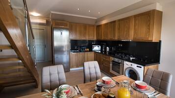 Luxury Apartment | Private kitchen | Full-size fridge, oven, stovetop, coffee/tea maker