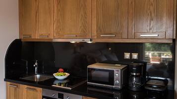 Luxury Studio, Pool View | Private kitchen