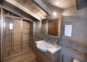 Appartamento Luxury | Bagno | Doccia, asciugacapelli, pantofole, asciugamani