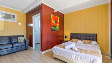 Iron/ironing board, bed sheets