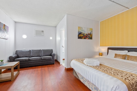 Iron/ironing board, bed sheets