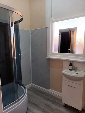 Economy Room, 1 Katil Ratu (Queen), Non Smoking, Shared Bathroom | Bilik Mandi | Kelengkapan dandanan diri percuma, pengering rambut, tuala disediakan 