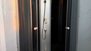 Economy Room, 1 Queen Bed, Non Smoking, Shared Bathroom | Bathroom | Free toiletries, hair dryer, towels, soap