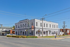 Vista frontal de la propiedad
