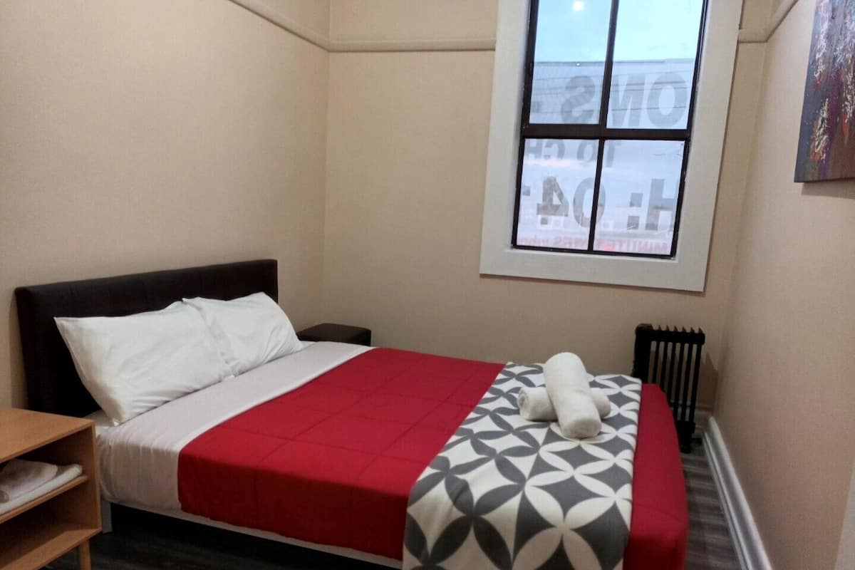 Economy Room, 1 Katil Ratu (Queen), Non Smoking, Shared Bathroom | Seterika/papan seterika, cadar katil