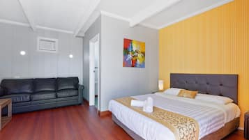 1 dormitorio, tabla de planchar con plancha, ropa de cama