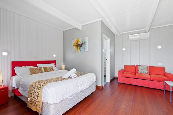 Tabla de planchar con plancha y ropa de cama