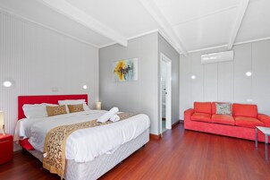 Iron/ironing board, bed sheets